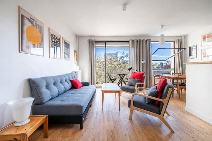 Elegant gestaltetes Wohnzimmer mit moderner Einrichtung in einer Wohnung im Building Avenue de Versailles - madeforyouhostaway - 1377020 in 16th arrondissement, Paris