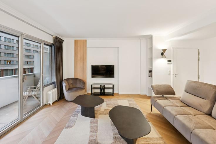 Elegant gestaltetes Wohnzimmer mit moderner Einrichtung in einer Wohnung im Building Avenue de Suffren - madeforyouhostaway - 1378955 in 15th arrondissement, Paris