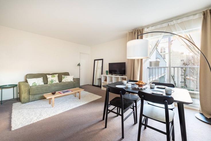 Salle de séjour élégante avec mobilier moderne dans un appartement à Building Rue de l'École de Mars - madeforyouhostaway - 1461637 à Neuilly-sur-Seine, Neuilly-sur-Seine