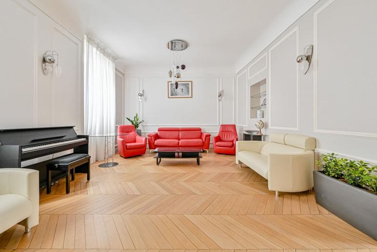 Elegante sala de estar con mobiliario moderno en un apartamento en Building Rue Laugier - madeforyouhostaway - 1497783 en 17th arrondissement, Paris