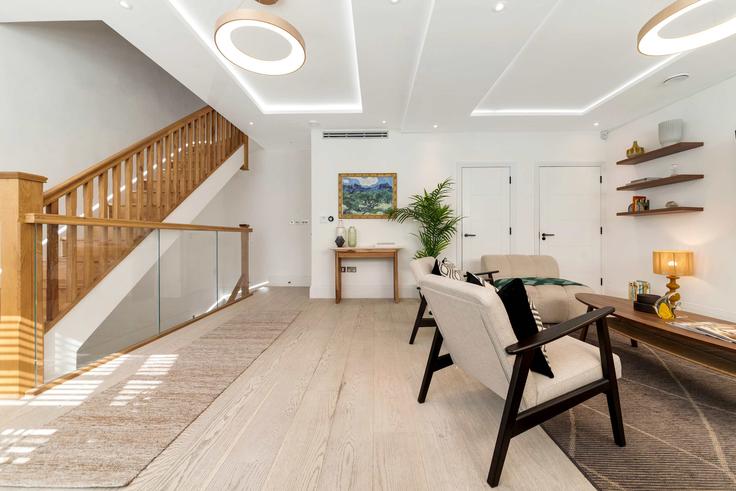 City of Westminster, London 에 위치한 Building Chesham Mews - madestays - 1038672 - LON아파트의 세련된 책상과 인체공학적 의자가 마련된 오피스 공간