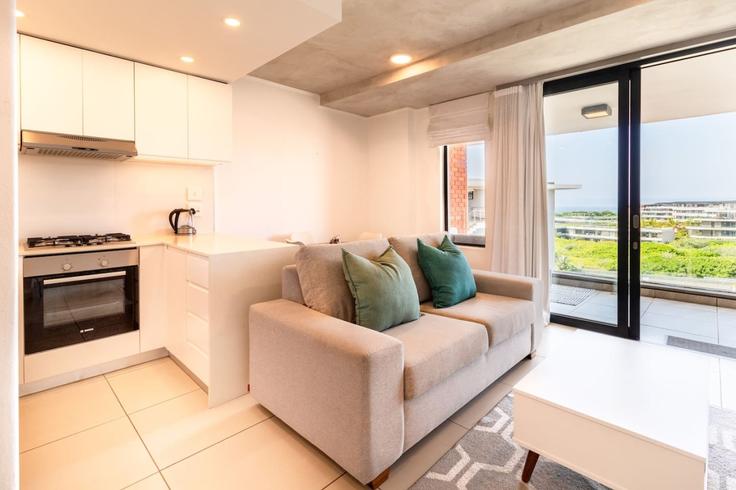 Building Heleza Boulevard - mafadi-air - 1525124 adresindeki bir dairede modern mobilyalarla zarif bir şekilde tasarlanmış oturma odası Hillhead, Blackburn
