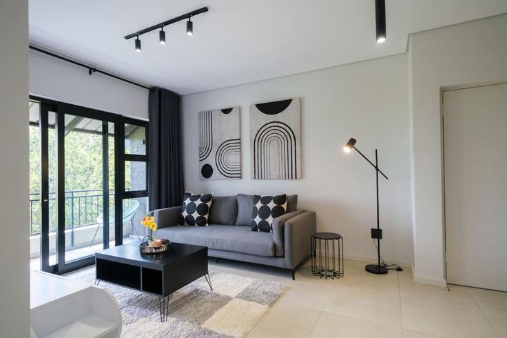 Elegante sala de estar con mobiliario moderno en un apartamento en Building Athol Street - mafadi-air - 1525127 en Waverley, Johannesburg
