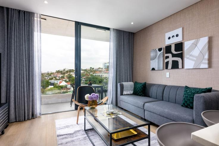 Building Florida Road - mafadi-air - 1525129 adresindeki bir dairede modern mobilyalarla zarif bir şekilde tasarlanmış oturma odası Windermere, Berea
