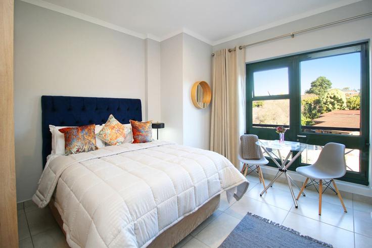 Illovo, Sandton에 위치한 Building Oxford Road - mafadi-air - 1525139 유닛의 세련된 인테리어가 돋보이는 거실