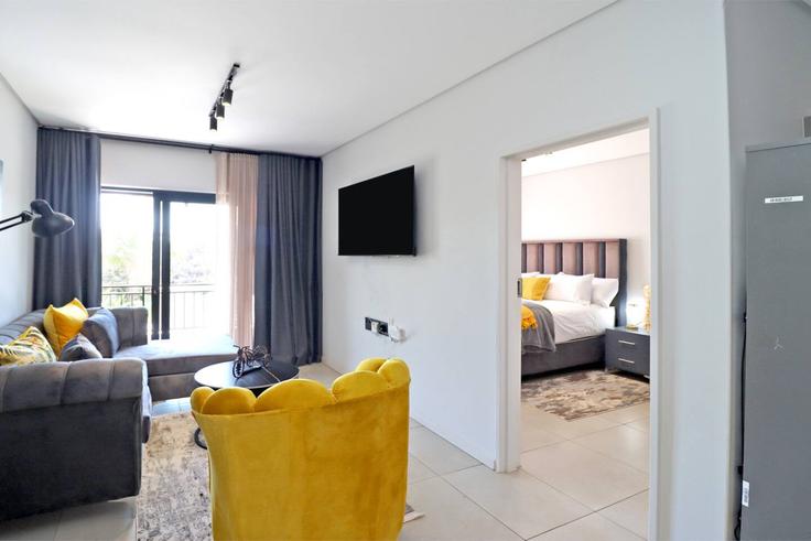 Elegante sala de estar con mobiliario moderno en un apartamento en Building Athol Street - mafadi-air - 1525144 en Waverley, Johannesburg