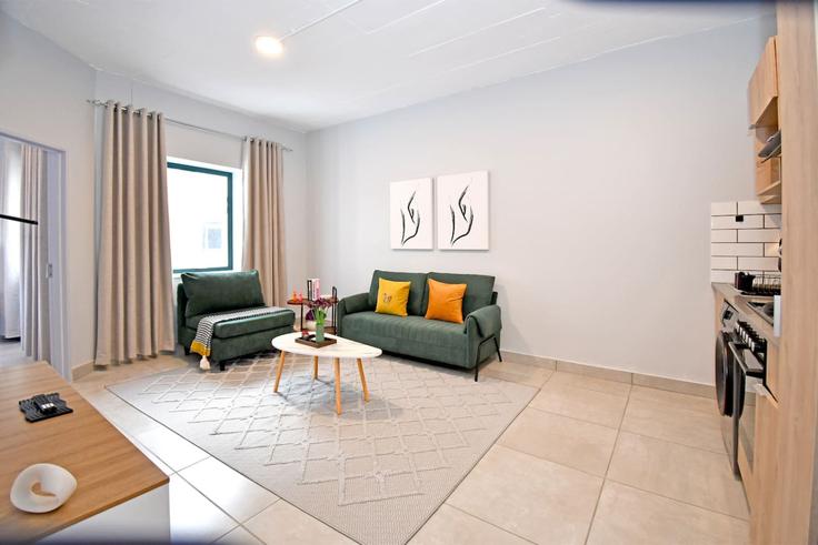 Illovo, Sandton에 위치한 Building Oxford Road - mafadi-air - 1525146 유닛의 세련된 인테리어가 돋보이는 거실