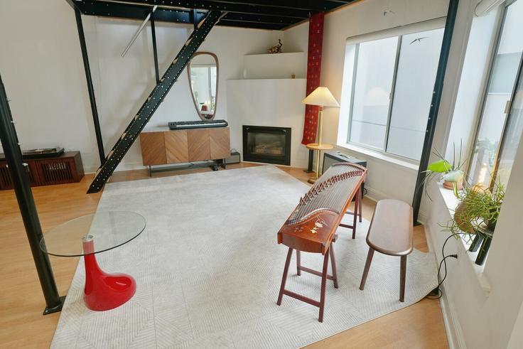 Elegante sala de estar con mobiliario moderno en un apartamento en Building 5th Street - magicyoung - 1328937 en San Francisco, San Francisco