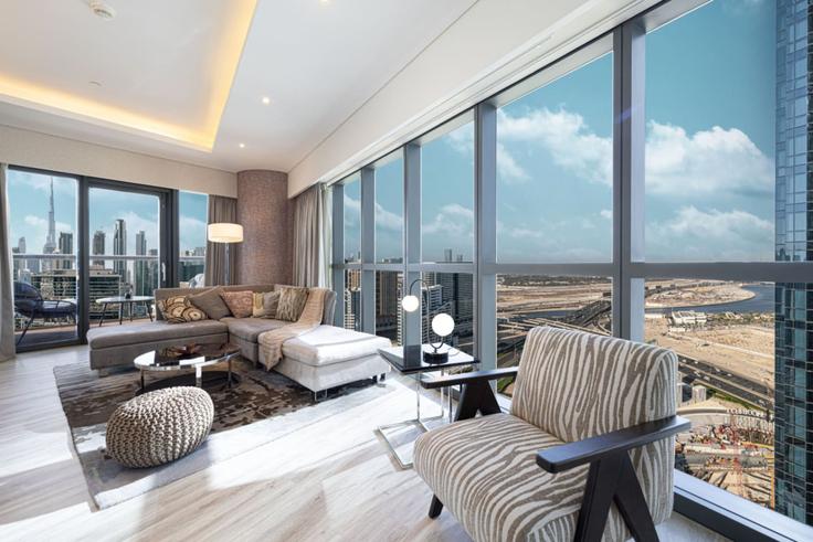 Salle de séjour élégante avec mobilier moderne dans un appartement à Building Tariaq Bedon Esm - mahogany - 1501091 à Business Bay, Dubai