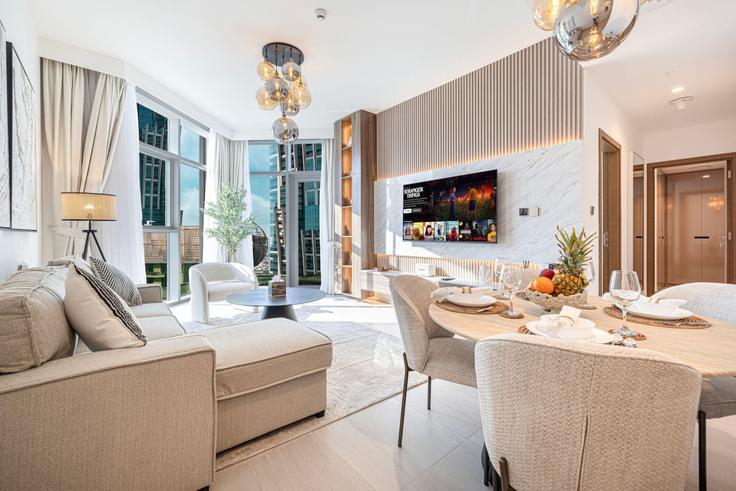 Dubai Business BayのBuilding Marasi Drive - mahogany - 1501092のアパートメントにある、モダンな家具を備えたエレガントなデザインのリビングルーム Dubai Business BayのBuilding Marasi Drive - mahogany - 1501092のアパートメントにある、モダンな家具を備えたエレガントなデザインのリビングルーム
