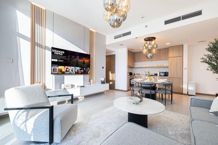Elegant gestaltetes Wohnzimmer mit moderner Einrichtung in einer Wohnung im Building Marasi Drive - mahogany - 1501093 in Business Bay, Dubai Elegant gestaltetes Wohnzimmer mit moderner Einrichtung in einer Wohnung im Building Marasi Drive - mahogany - 1501093 in Business Bay, Dubai