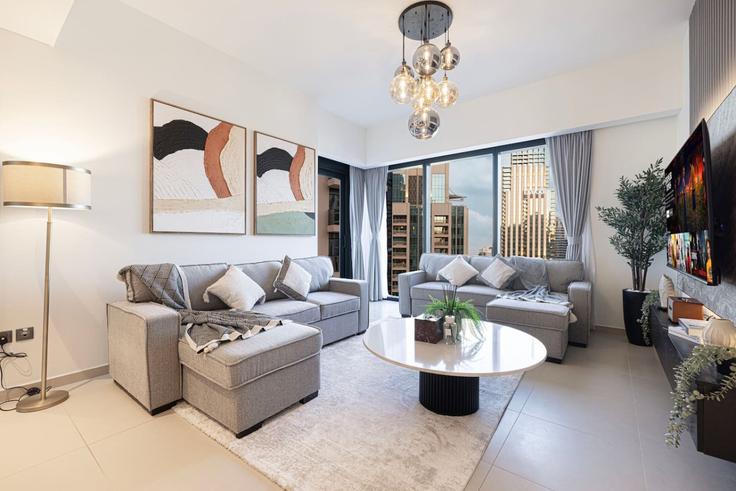 Building Sheikh Mohammed bin Rashid Boulevard - mahogany - 1501096 adresindeki bir dairede modern mobilyalarla zarif bir şekilde tasarlanmış oturma odası Downtown Dubai, Dubai