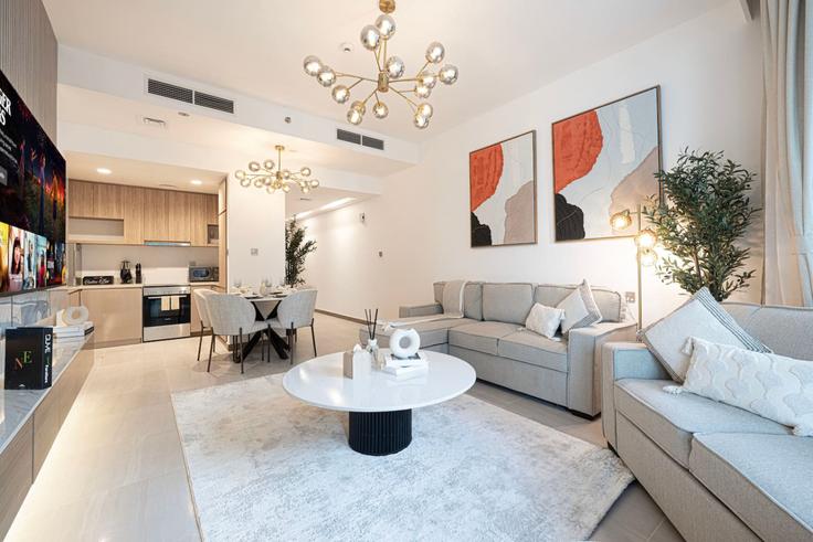 Salle de séjour élégante avec mobilier moderne dans un appartement à Building Marasi Drive - mahogany - 1501097 à Business Bay, Dubai