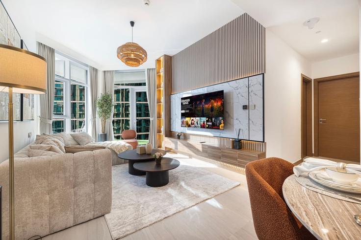 Salle de séjour élégante avec mobilier moderne dans un appartement à Building Marasi Drive - mahogany - 1501105 à Business Bay, Dubai