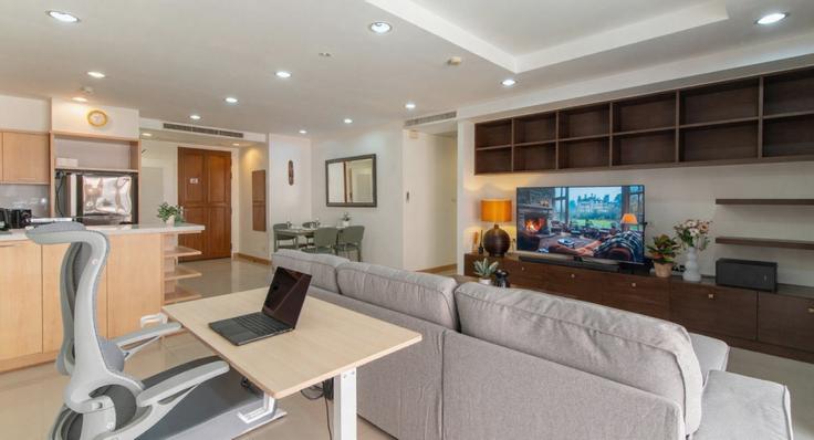 Sala de estar elegantemente projetada com móveis modernos em um apartamento no Building Prommitr, Rd - maison-siam - 1698474 em Watthana, Bangkok Sala de estar elegantemente projetada com móveis modernos em um apartamento no Building Prommitr, Rd - maison-siam - 1698474 em Watthana, Bangkok