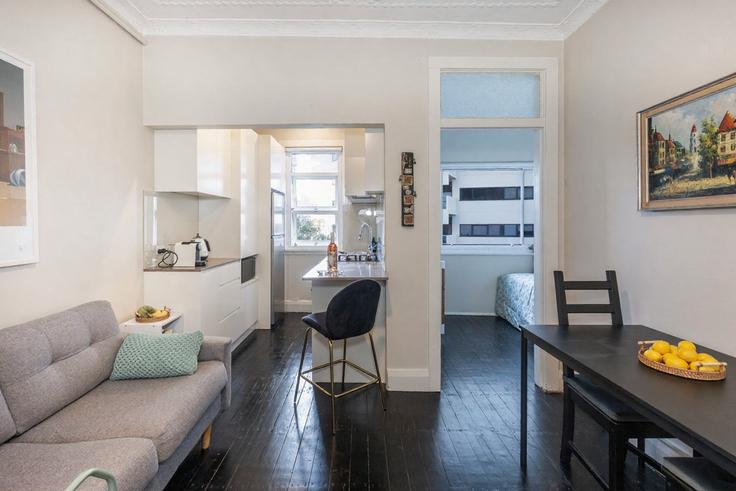 Salle de séjour élégante avec mobilier moderne dans un appartement à Building Clapton Place - maisonnets - 1519959 à Darlinghurst, Sydney Salle de séjour élégante avec mobilier moderne dans un appartement à Building Clapton Place - maisonnets - 1519959 à Darlinghurst, Sydney