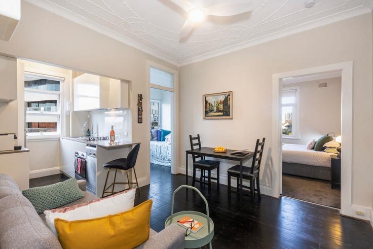 Elegante sala de estar con mobiliario moderno en un apartamento en Building Clapton Place - maisonnets - 1519959 en Darlinghurst, Sydney Elegante sala de estar con mobiliario moderno en un apartamento en Building Clapton Place - maisonnets - 1519959 en Darlinghurst, Sydney
