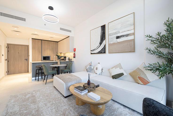 Elegant gestaltetes Wohnzimmer mit moderner Einrichtung in einer Wohnung im Building Tariaq Bedon Esm - majestay - 1035275 in Arjan-Dubailand, Dubai