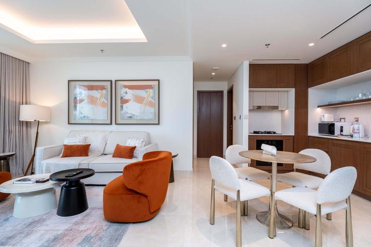 Sala de estar elegantemente projetada com móveis modernos em um apartamento no Building Tariaq Bedon Esm - majestay - 1332416 em Marsa Dubai, Dubai