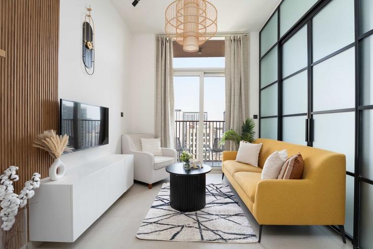 Elegant gestaltetes Wohnzimmer mit moderner Einrichtung in einer Wohnung im Building Tariaq Bedon Esm - majestay - 1332413 in Dubai Hills Estate, Dubai