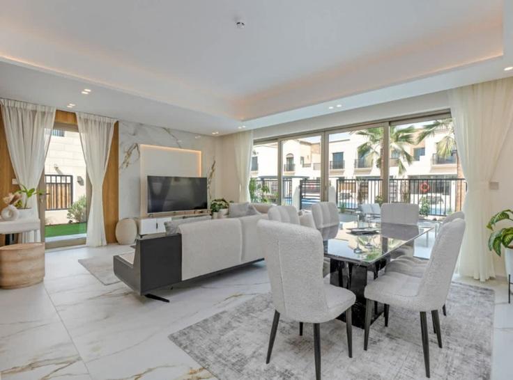 Jumeirah Golf Estates, Dubai에 위치한 Building Tariaq Bedon Esm - majestay - 1332417 아파트의 세련된 인테리어가 돋보이는 거실
