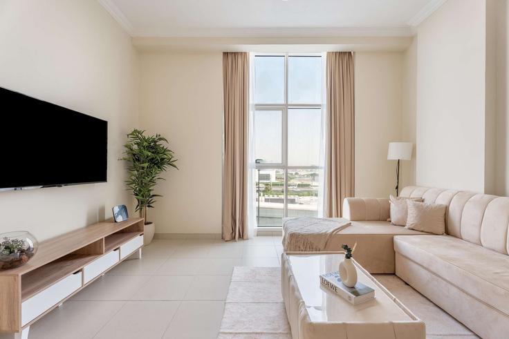 Elegante sala de estar con mobiliario moderno en un apartamento en Building Marasi Drive - majestay - 1332421 en Business Bay, Dubai Elegante sala de estar con mobiliario moderno en un apartamento en Building Marasi Drive - majestay - 1332421 en Business Bay, Dubai