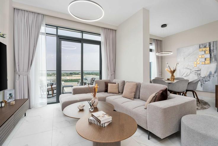 Nad Al Sheba, Dubai에 위치한 Building Al Meydan Road - majestay - 1332422 유닛의 세련된 인테리어가 돋보이는 거실 Nad Al Sheba, Dubai에 위치한 Building Al Meydan Road - majestay - 1332422 유닛의 세련된 인테리어가 돋보이는 거실