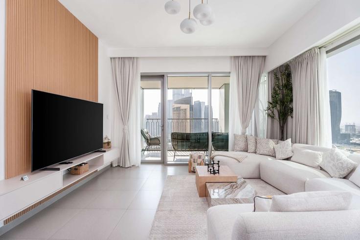 Dubai Zaa'beel SecondのBuilding Tariaq Bedon Esm - majestay - 1332418のアパートメントにある、モダンな家具を備えたエレガントなデザインのリビングルーム