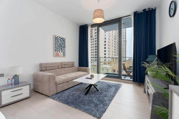 Elegante sala de estar con mobiliario moderno en un apartamento en Building Marina Promenade - majestay - 1371153 en Dubai Marina, Dubai Elegante sala de estar con mobiliario moderno en un apartamento en Building Marina Promenade - majestay - 1371153 en Dubai Marina, Dubai