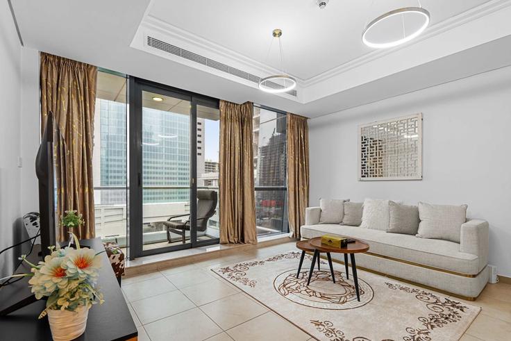 Sala de estar elegantemente projetada com móveis modernos em um apartamento no Building Tariaq Bedon Esm - majestay - 1379455 em JLT, Dubai Sala de estar elegantemente projetada com móveis modernos em um apartamento no Building Tariaq Bedon Esm - majestay - 1379455 em JLT, Dubai