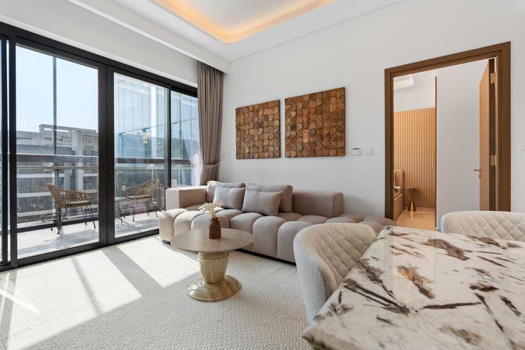 Building Ras Al Khor Road - majestay - 1379458 adresindeki bir dairede modern mobilyalarla zarif bir şekilde tasarlanmış oturma odası Zaa'beel Second, Dubai