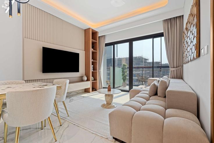 Elegant gestaltetes Wohnzimmer mit moderner Einrichtung in einer Wohnung im Building Ras Al Khor Road - majestay - 1379458 in Zaa'beel Second, Dubai