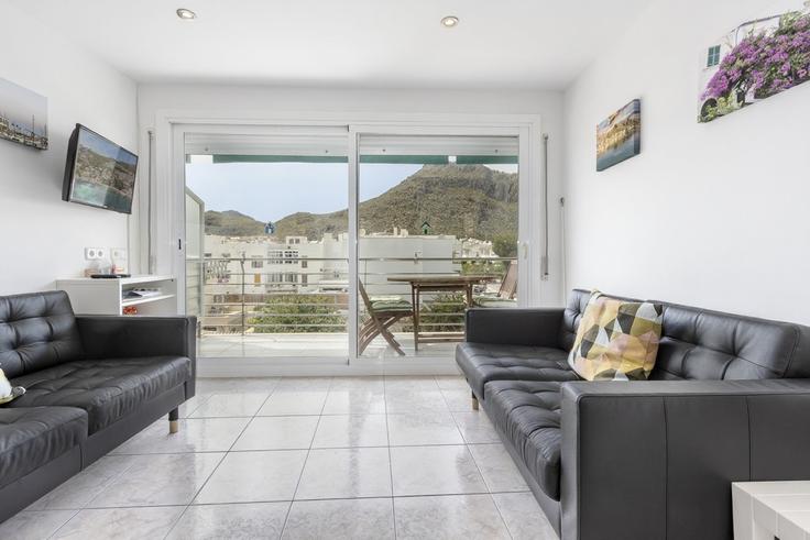 Building Carrer del Pescador - mallorca-north-villas-houses-apartments - 1366451 adresindeki bir dairede modern mobilyalarla zarif bir şekilde tasarlanmış oturma odası Port de Pollença, Port de Pollença Building Carrer del Pescador - mallorca-north-villas-houses-apartments - 1366451 adresindeki bir dairede modern mobilyalarla zarif bir şekilde tasarlanmış oturma odası Port de Pollença, Port de Pollença