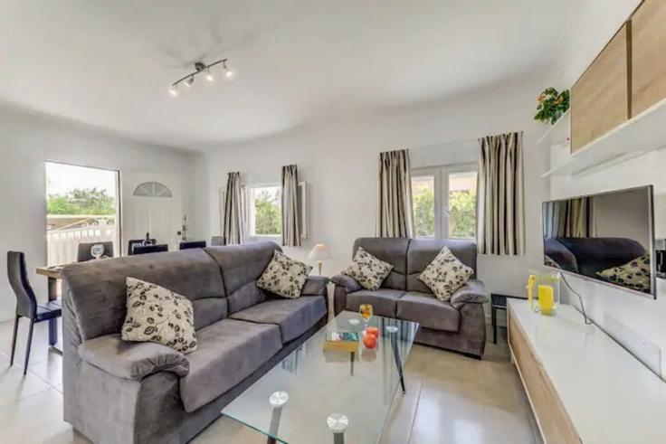 Salle de séjour élégante avec mobilier moderne dans un appartement à Building Carrer de les Magnòlies - mallorca-north-villas-houses-apartments - 1366378 à Alcúdia, Alcúdia