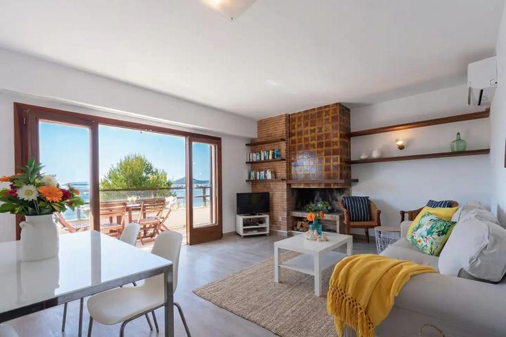 Building Passeig Vora Mar - mallorca-north-villas-houses-apartments - 1366454 adresindeki bir dairede modern mobilyalarla zarif bir şekilde tasarlanmış oturma odası Port de Pollença, Port de Pollença Building Passeig Vora Mar - mallorca-north-villas-houses-apartments - 1366454 adresindeki bir dairede modern mobilyalarla zarif bir şekilde tasarlanmış oturma odası Port de Pollença, Port de Pollença