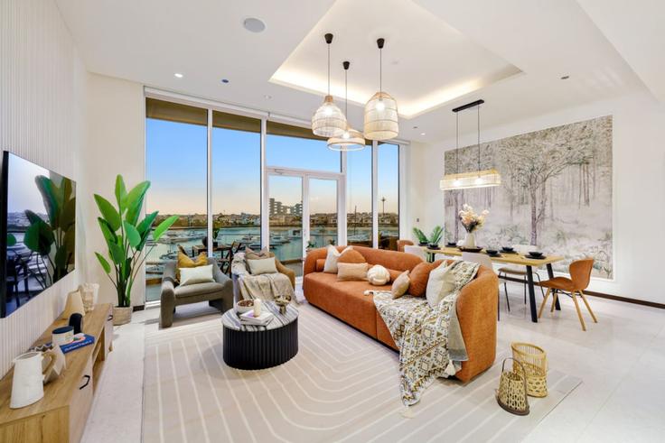 Elegante sala de estar con mobiliario moderno en un apartamento en Building Tariaq Bedon Esm - manzil-life - 1382262 en The Palm Jumeirah, Dubai