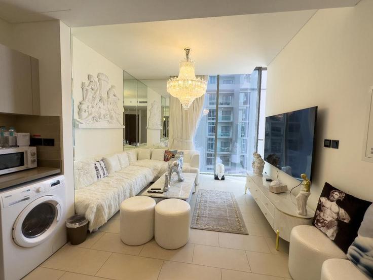 Dubai Nad Al ShebaのBuilding Tariaq Bedon Esm - manzil-life - 1382434のアパートメントにある、モダンな家具を備えたエレガントなデザインのリビングルーム