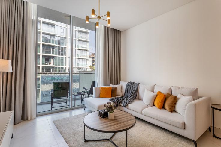 Building Tariaq Bedon Esm - manzil-life - 1382438 adresindeki bir dairede modern mobilyalarla zarif bir şekilde tasarlanmış oturma odası Al Merkadh, Dubai Building Tariaq Bedon Esm - manzil-life - 1382438 adresindeki bir dairede modern mobilyalarla zarif bir şekilde tasarlanmış oturma odası Al Merkadh, Dubai