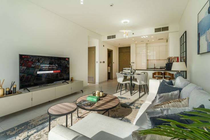 Sala de estar elegantemente projetada com móveis modernos em um apartamento no Building Tariaq Bedon Esm - manzil-life - 1382439 em Al Merkadh, Dubai Sala de estar elegantemente projetada com móveis modernos em um apartamento no Building Tariaq Bedon Esm - manzil-life - 1382439 em Al Merkadh, Dubai