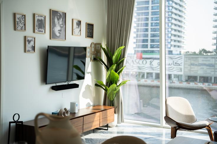 Building Marasi Drive - manzil-life - 1382441 adresindeki bir dairede modern mobilyalarla zarif bir şekilde tasarlanmış oturma odası Business Bay, Dubai Building Marasi Drive - manzil-life - 1382441 adresindeki bir dairede modern mobilyalarla zarif bir şekilde tasarlanmış oturma odası Business Bay, Dubai