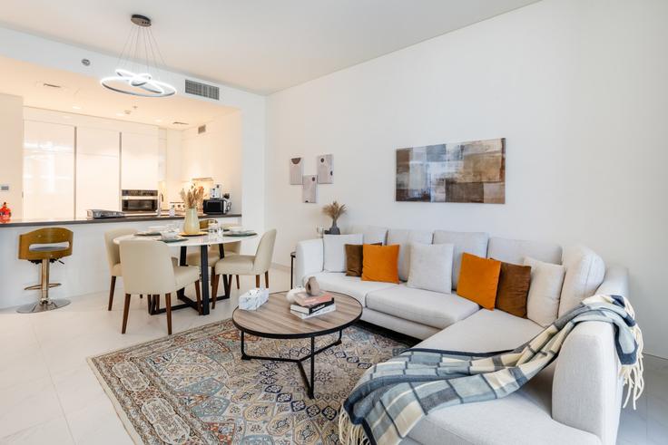 Sala de estar elegantemente projetada com móveis modernos em um apartamento no Building Tariaq Bedon Esm - manzil-life - 1382442 em Al Merkadh, Dubai Sala de estar elegantemente projetada com móveis modernos em um apartamento no Building Tariaq Bedon Esm - manzil-life - 1382442 em Al Merkadh, Dubai
