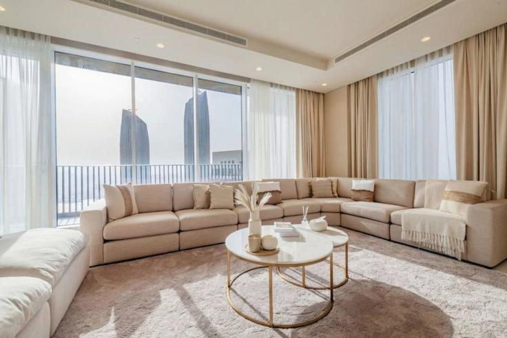 Elegante sala de estar con mobiliario moderno en un apartamento en Building Tariaq Bedon Esm - manzil-life - 1382209 en Al Kheeran First, Dubai