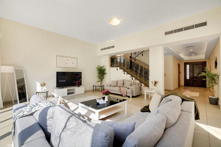 Dubai Nad Al ShebaのBuilding Tariaq Bedon Esm - manzil-life - 1382432のアパートメントにある、モダンな家具を備えたエレガントなデザインのリビングルーム