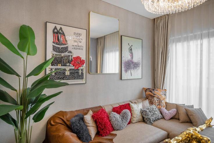 Dubai Nad Al ShebaのBuilding Tariaq Bedon Esm - manzil-life - 1382437のアパートメントにある、モダンな家具を備えたエレガントなデザインのリビングルーム