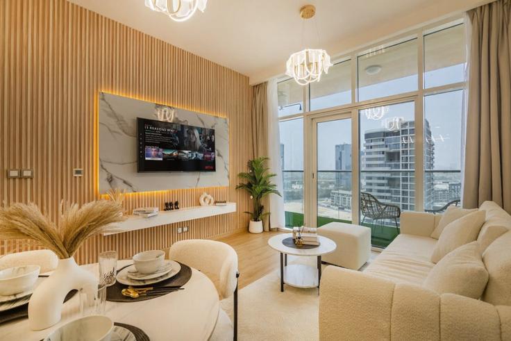 Sala de estar elegantemente projetada com móveis modernos em um apartamento no Building Jumeriah Village St 1 - manzil-life - 1382423 em Al Barsha South Fourth, Dubai