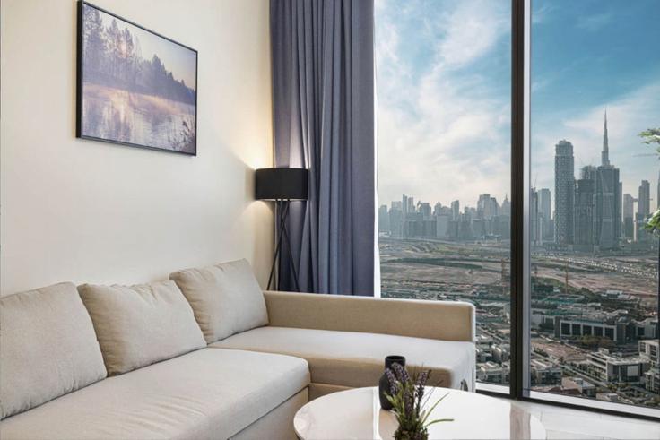 Sala de estar elegantemente projetada com móveis modernos em um apartamento no Building Tariaq Bedon Esm - manzil-life - 1382373 em Nad Al Sheba, Dubai