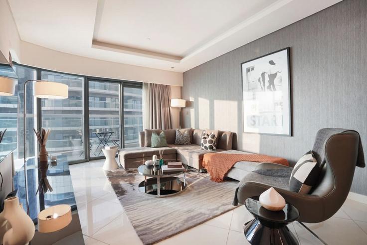 Business Bay, Dubai에 위치한 Building Tariaq Bedon Esm - manzil-life - 1382229 유닛의 세련된 인테리어가 돋보이는 거실 Business Bay, Dubai에 위치한 Building Tariaq Bedon Esm - manzil-life - 1382229 유닛의 세련된 인테리어가 돋보이는 거실