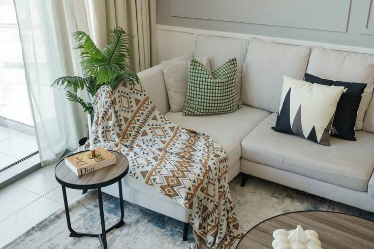 Sala de estar elegantemente projetada com móveis modernos em um apartamento no Building Tariaq Bedon Esm - manzil-life - 1382304 em Al Merkadh, Dubai Sala de estar elegantemente projetada com móveis modernos em um apartamento no Building Tariaq Bedon Esm - manzil-life - 1382304 em Al Merkadh, Dubai