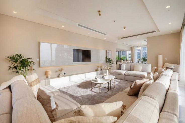 Elegante sala de estar con mobiliario moderno en un apartamento en Building Tariaq Bedon Esm - manzil-life - 1382209 en Al Kheeran First, Dubai