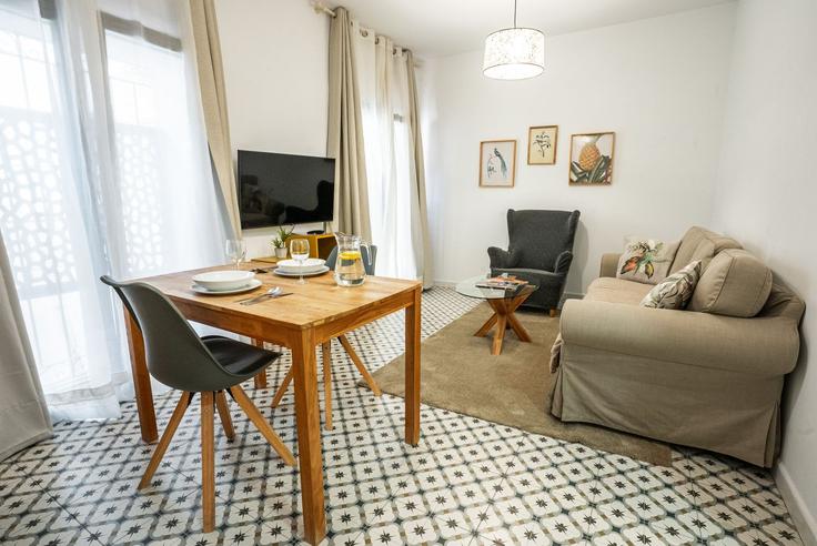 Elegante sala de estar con mobiliario moderno en un apartamento en Building Plaza de San Bernabé - marbella-village - 1344018 en Marbella, Marbella